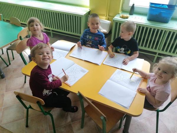 zadowoleni pracujemy przy stoliczku